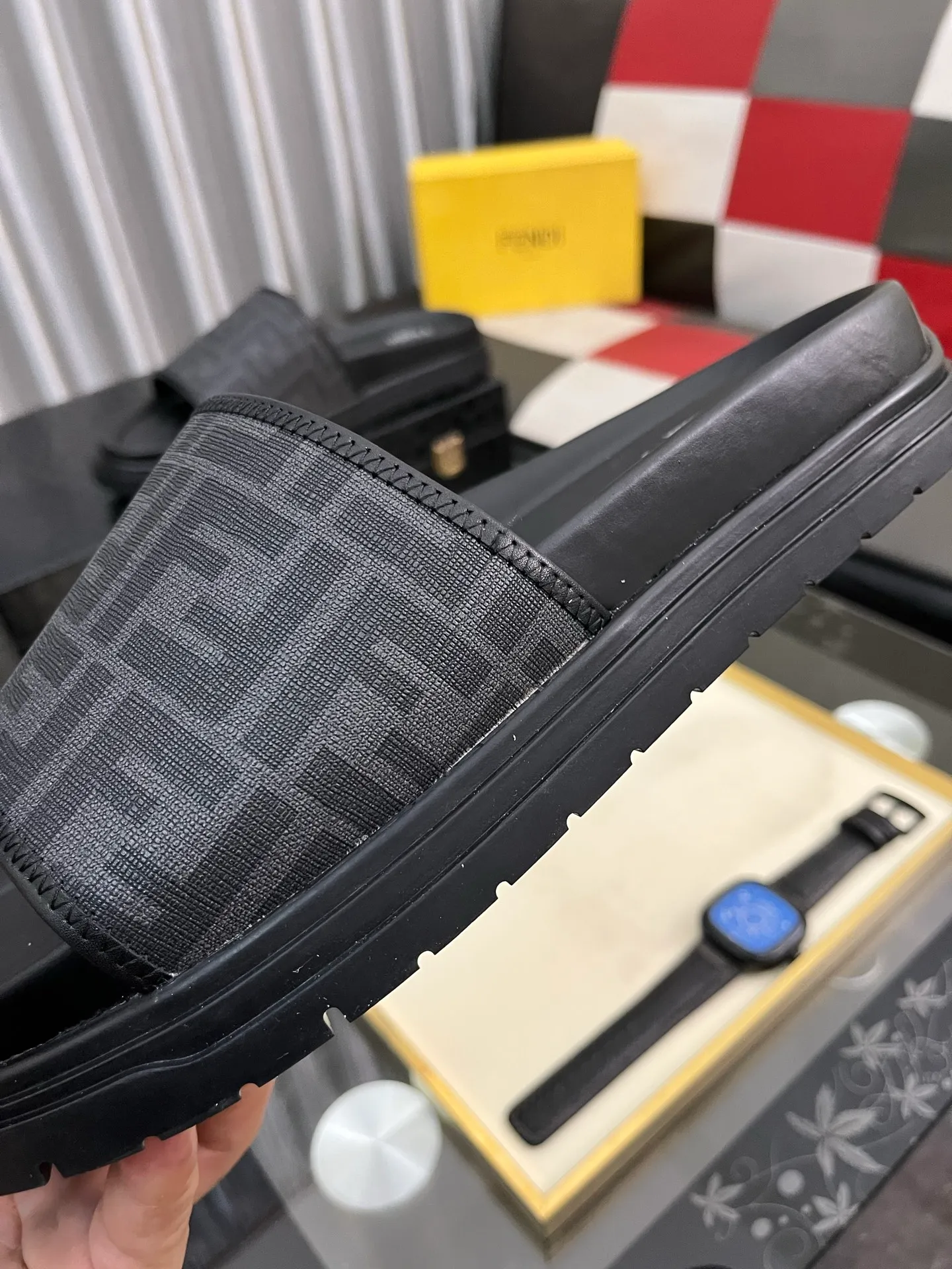 Men's men's shoes💰320⌚️⌚️FENDI Fendi slippers and sandals are shipped💄How can this summer be without the blessing of little monsters💄Original imported special hardware decorative pattern➕Original private model outsole! Details determine success or failure, good quality is not afraid of magnifying details! It feels super comfortable on your feet! This summer you need a pair of trendy, cool and comfortable sandals👣 Standard size: 38-443️⃣Colors available